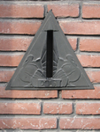 908453 Afbeelding van de staande brievenbus in een driehoekig keramieken paneel met twee zwanen, naast de voordeur van ...